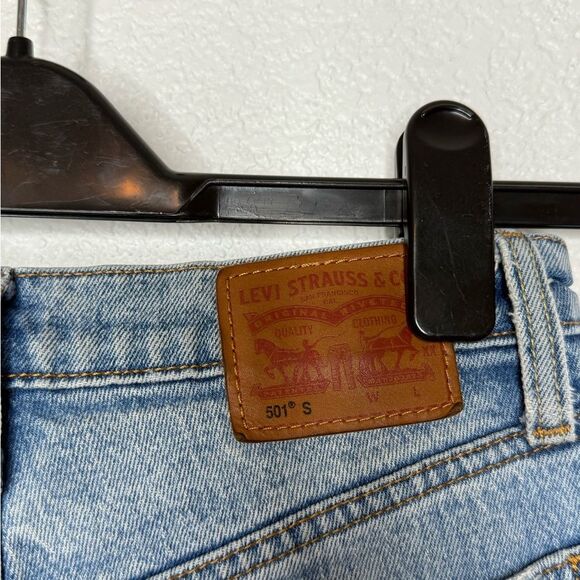 Woman’s Levi's Blue Jean Shorts Distressed Frayed Hem Size 24 - Picture 2 of 4